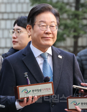이재명 더불어민주당 대표가 26일 서울 서초구 서울고등법원에서 열린 공직선거법 위반 혐의 항소심 5차 공판에 출석하고 있다. 이슬기기자 9904sul@